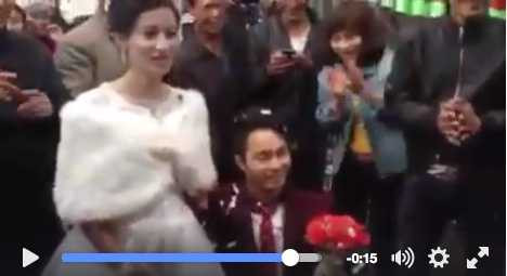 Đám cưới cổ tích của cô dâu xinh đẹp và chú rể lùn - Ảnh chụp từ clip