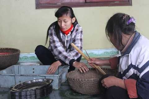 Giang hỗ trợ mẹ xếp dọn bát đũa sau đám cưới