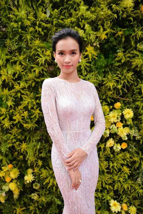 Ái Phương sexy ra mắt MV 'Tôi thấy hoa vàng cỏ xanh'.