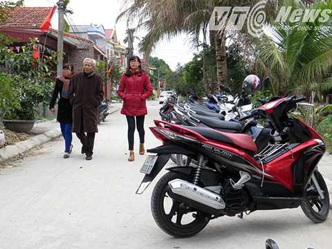 Hiện, người dân khắp nơi vẫn đang đổ về xem ba ba cụ