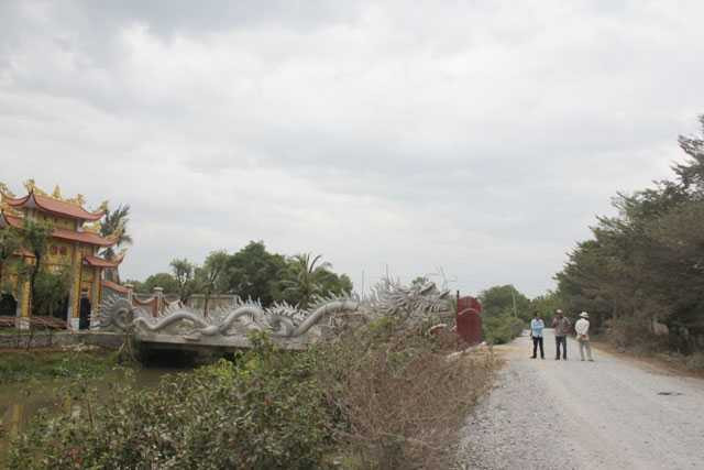 Con đường rải đá đi vào nhà thờ tổ của NS Hoài Linh