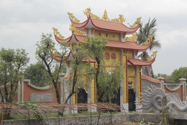 Mặt tiền và là cổng chính của khu nhà thờ họ