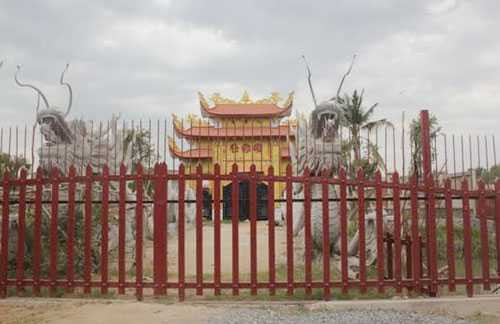 Sau khi dư luận lùm xùm vụ xây dựng trái phép, khu nhà thờ này luôn cửa đóng then cài, khó tiếp cận bên trong