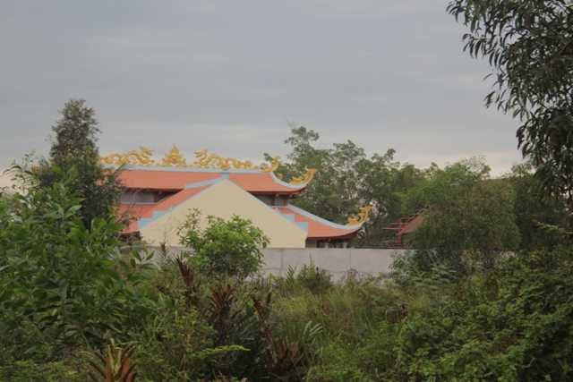 Khu nhà thờ tổ của Hoài Linh nằm trên khu đất rộng 7000 m2, tách biệt với khu dân cư