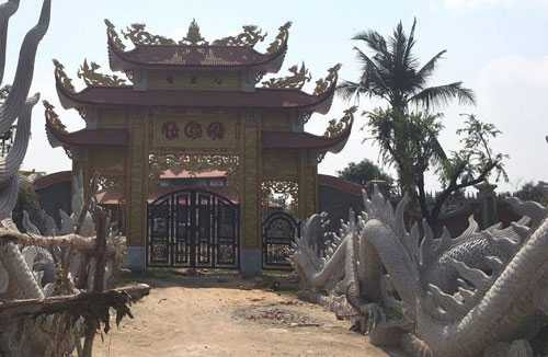 Tại cửa chính ra vào, án ngữ là 2 con rồng đắp nổi Tại cửa chính ra vào, án ngữ là 2 con rồng đắp nổi