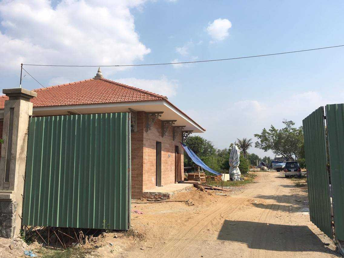 Tuy nhiên, cửa bên hông có lúc được mở rộng để xe ra vào