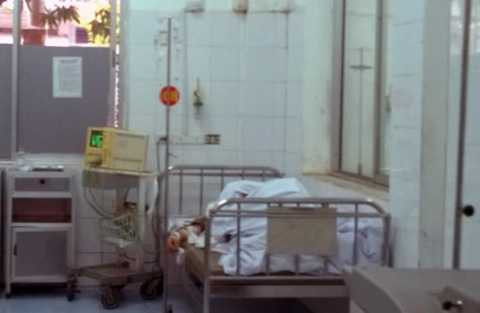 Hiện anh Hương đang được cấp cứu trong bệnh viện và đã qua cơn nguy kịch. Hiện anh Hương đang được cấp cứu trong bệnh viện và đã qua cơn nguy kịch.