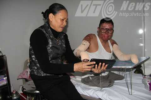 Tất cả mọi người luôn túc trực và động viên anh Dương vượt qua bệnh tật