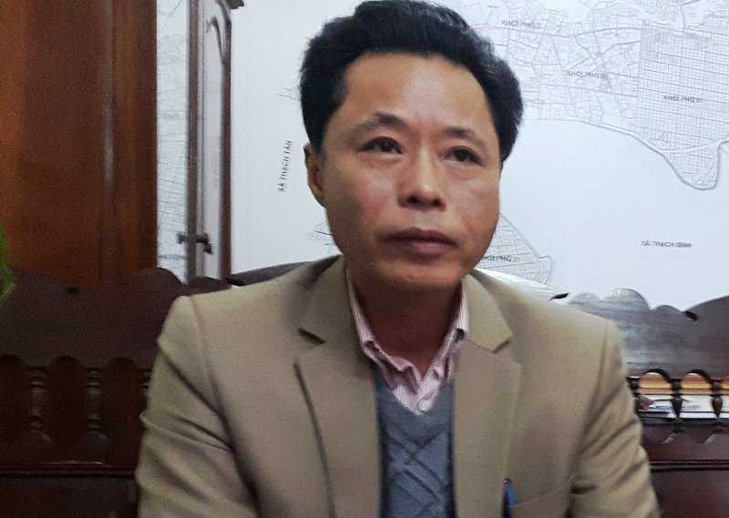 Học sinh đón tiền trả nợ làm đường