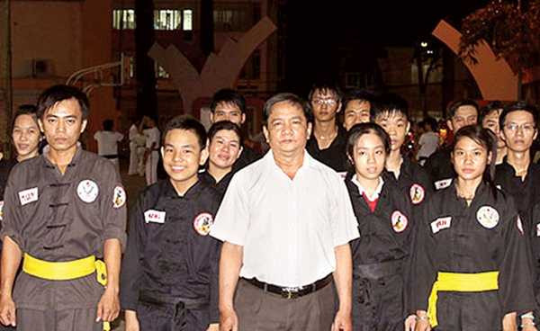 Tiến sĩ - võ sư Hồ Văn Tường cùng các võ sư.