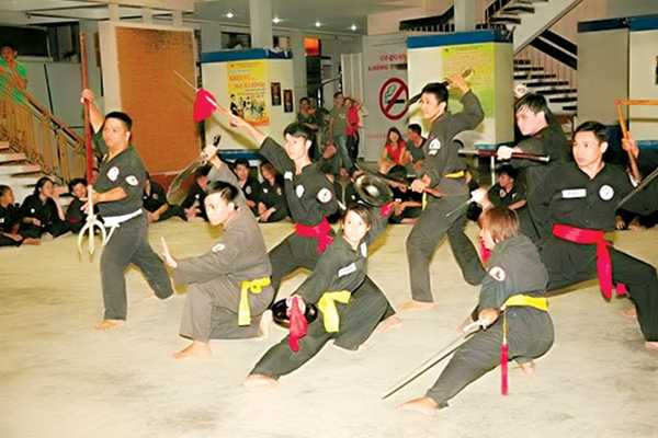 Các môn đệ của Võ lâm Tân Khánh - Bà Trà tại buổi tập ở Nhà Văn hóa Thanh niên TP Hồ Chí Minh.