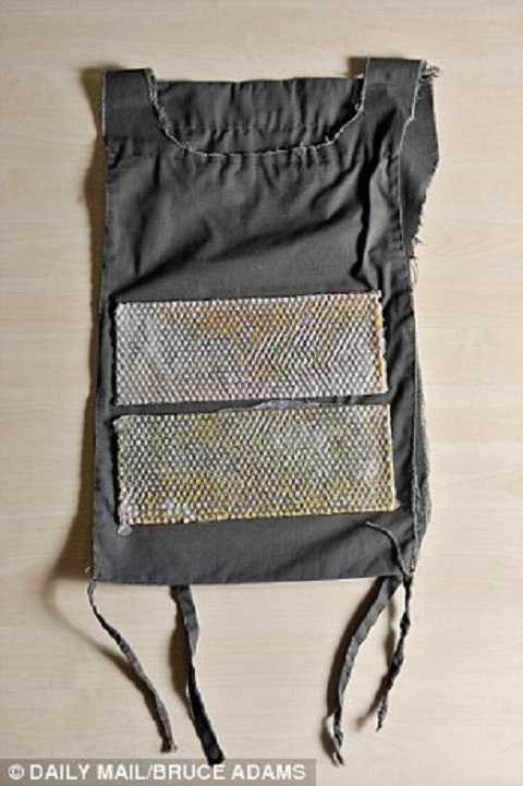 Chiếc áo nhồi thuốc nổ thường được sử dụng trong các tiết dạy đánh bom Chiếc áo nhồi thuốc nổ thường được sử dụng trong các tiết dạy đánh bom