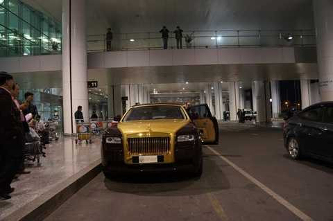 Tương xứng với thiết kế năng động, trẻ trung, mỗi chiếc Ghost được “sắm” động cơ 6,6 lít V12 hoàn toàn mới, có sức mạnh 563 mã lực, mô-men xoắn 780 Nm. Hộp số 8 cấp ZF được cài đặt để chuyển số nhanh và mượt mà, cho phép Ghost dễ dàng tăng tốc từ 0-100 km/h chỉ trong 4,7 giây trước khi đạt vận tốc tối đa 250 km/h. Tương xứng với thiết kế năng động, trẻ trung, mỗi chiếc Ghost được “sắm” động cơ 6,6 lít V12 hoàn toàn mới, có sức mạnh 563 mã lực, mô-men xoắn 780 Nm. Hộp số 8 cấp ZF được cài đặt để chuyển số nhanh và mượt mà, cho phép Ghost dễ dàng tăng tốc từ 0-100 km/h chỉ trong 4,7 giây trước khi đạt vận tốc tối đa 250 km/h.