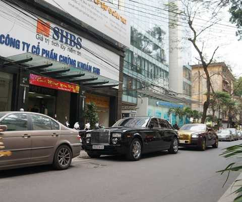 Siêu Rolls Royce Ghost mạ vàng được nhìn thấy dừng lại ở công ty cổ phần chứng khoán SHB Siêu Rolls Royce Ghost mạ vàng được nhìn thấy dừng lại ở công ty cổ phần chứng khoán SHB