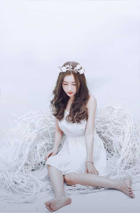 Trong loạt ảnh mới nhất, người đẹp Elly Trần khoe nhan sắc lung linh dù đã là bà mẹ hai con. Cô tự tay trang điểm cho bản thân theo phong cách Hàn Quốc khi kết hợp phấn nền và son môi màu hồng nhẹ nhàng.