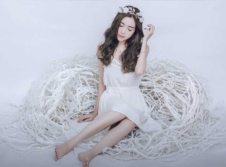 Bộ ảnh được thực hiện với phong cách tối giản khi Elly Trần diện những chiếc váy có sắc trắng đơn giản và tạo dáng bên những cánh hoa đầu lãng mạn.