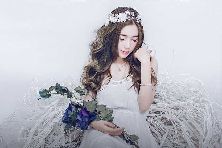 Hình ảnh giản dị này của Elly khiến không ít khán giả bất ngờ. Người đẹp chia sẻ trước đây trong năm 2016 cô sẽ hướng đến một hình ảnh đa dạng, thanh lịch hơn nhất là khi cô đã trở thành “bà mẹ hai con”.