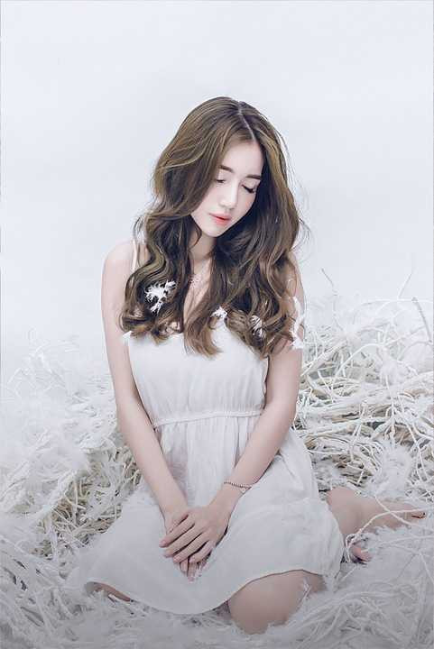 “Có thể nói đùa tôi chán phong cách sexy vốn đóng khung với mình. Tôi muốn cho khán giả thấy một Elly đa dạng, nhiều màu sắc khác nhau. Tôi nghĩ một người phụ nữ làm mẹ luôn có vẻ đẹp riêng đầy cuốn hút, chứ không nhất thiết ở số đo ba vòng”, Elly chia sẻ.