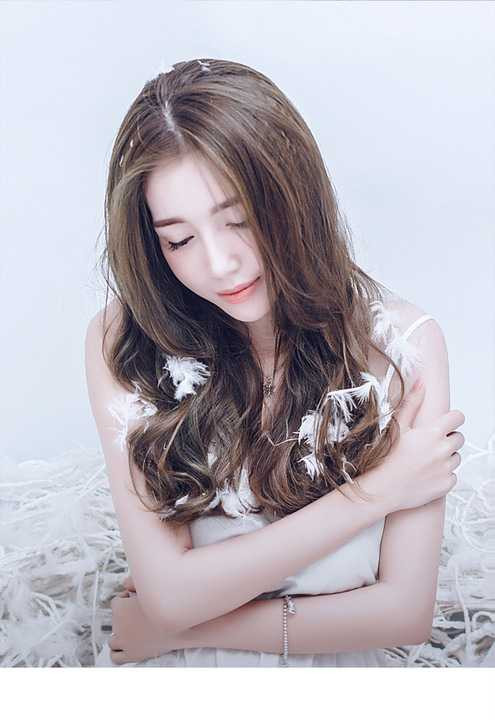 “Nếu trước đây tôi chưa biết điều chỉnh cảm xúc, diễn đạt những phân đoạn tâm lý thì Elly của hiện tại đa cảm, chín chắn hơn rất nhiều. Tôi tin đó là lợi thế giúp bản thân nhập vai vào những vai diễn sắp tới một cách trọn vẹn nhất”, Elly bày tỏ.