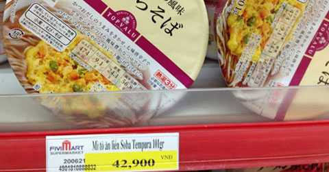 Giá hộp mì tôm Nhật Bản 42.900 đồng tại Fivimart. Ảnh: N.Thảo Giá hộp mì tôm Nhật Bản 42.900 đồng tại Fivimart. Ảnh: N.Thảo