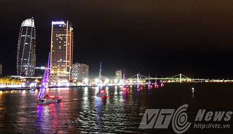 Hàng vạn người, đổ về sông Hàn, ngắm đoàn thuyền, Clipper race, diễu hành