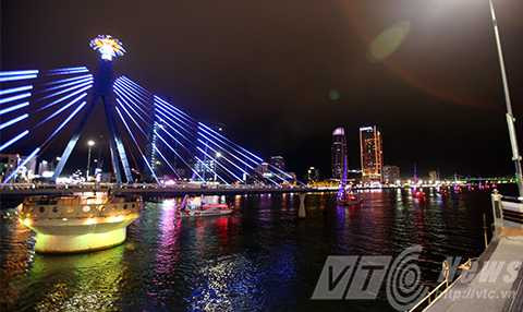 Hàng vạn người, đổ về sông Hàn, ngắm đoàn thuyền, Clipper race, diễu hành