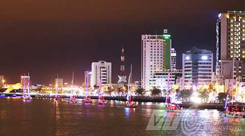 Hàng vạn người, đổ về sông Hàn, ngắm đoàn thuyền, Clipper race, diễu hành