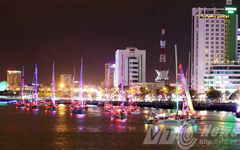 Hàng vạn người, đổ về sông Hàn, ngắm đoàn thuyền, Clipper race, diễu hành