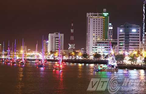 Hàng vạn người, đổ về sông Hàn, ngắm đoàn thuyền, Clipper race, diễu hành
