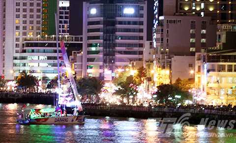 Hàng vạn người, đổ về sông Hàn, ngắm đoàn thuyền, Clipper race, diễu hành