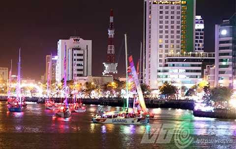 Hàng vạn người, đổ về sông Hàn, ngắm đoàn thuyền, Clipper race, diễu hành