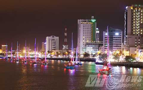 Hàng vạn người, đổ về sông Hàn, ngắm đoàn thuyền, Clipper race, diễu hành