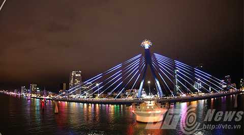 Hàng vạn người, đổ về sông Hàn, ngắm đoàn thuyền, Clipper race, diễu hành