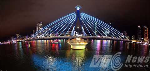 Hàng vạn người, đổ về sông Hàn, ngắm đoàn thuyền, Clipper race, diễu hành