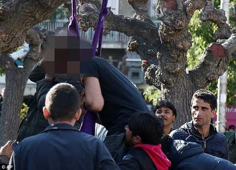 Một trong số hai người này là người Pakistan Một trong số hai người này là người Pakistan