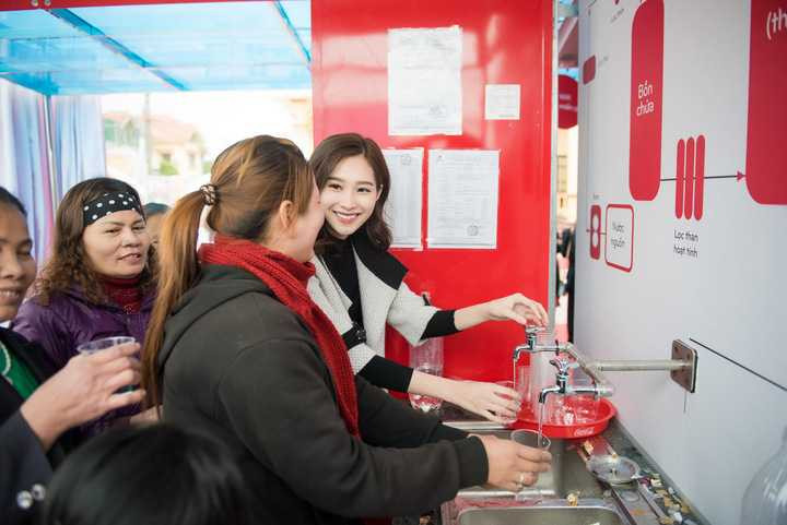 Xuất hiện trong tiết trời lạnh giá của Hà Nội, dù với trang phục đơn giản và thanh lịch trong 2 tông màu đen – trắng, nhưng Đặng Thu Thảo vẫn hút mọi ánh nhìn với vẻ đẹp “trong veo” và sự thân thiện, gần gũi của mình. 