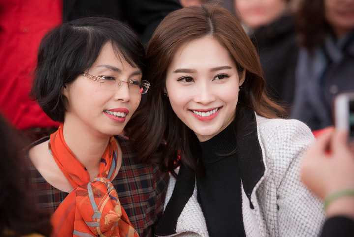 Đến với chương trình lần này, không chỉ chia sẻ với mọi người về những ý nghĩa của dự án với cộng đồng, Đặng Thu Thảo còn hào hứng cùng người dân tại đây tham gia trải nghiệm nhiều tiện ích như: lấy nước tinh lọc, đến khu tổ chức các hoạt động khám, chữa bệnh và khu giao lưu văn hóa, thể thao… 