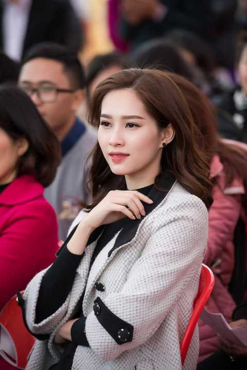 Đến với chương trình lần này, không chỉ chia sẻ với mọi người về những ý nghĩa của dự án với cộng đồng, Đặng Thu Thảo còn hào hứng cùng người dân tại đây tham gia trải nghiệm nhiều tiện ích như: lấy nước tinh lọc, đến khu tổ chức các hoạt động khám, chữa bệnh và khu giao lưu văn hóa, thể thao… 