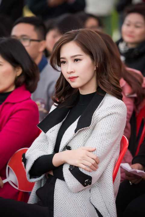 Đến với chương trình lần này, không chỉ chia sẻ với mọi người về những ý nghĩa của dự án với cộng đồng, Đặng Thu Thảo còn hào hứng cùng người dân tại đây tham gia trải nghiệm nhiều tiện ích như: lấy nước tinh lọc, đến khu tổ chức các hoạt động khám, chữa bệnh và khu giao lưu văn hóa, thể thao… 