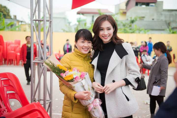 Đến với chương trình lần này, không chỉ chia sẻ với mọi người về những ý nghĩa của dự án với cộng đồng, Đặng Thu Thảo còn hào hứng cùng người dân tại đây tham gia trải nghiệm nhiều tiện ích như: lấy nước tinh lọc, đến khu tổ chức các hoạt động khám, chữa bệnh và khu giao lưu văn hóa, thể thao… 