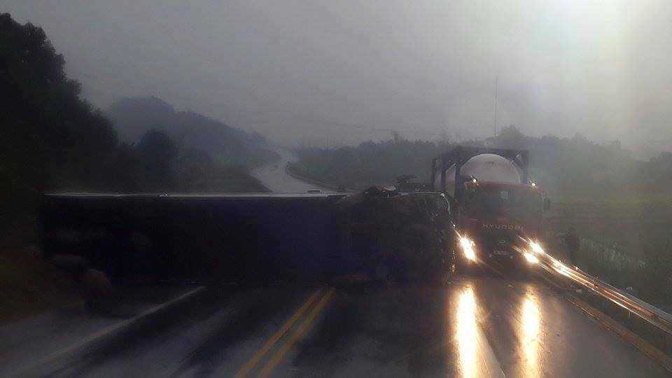 Xe khách lật ngang đường - Nguồn ảnh: Otofun