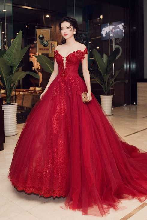 Cô diện một chiếc đầm xoè bồng bềnh với đường xẻ sâu vô cùng bắt mắt.