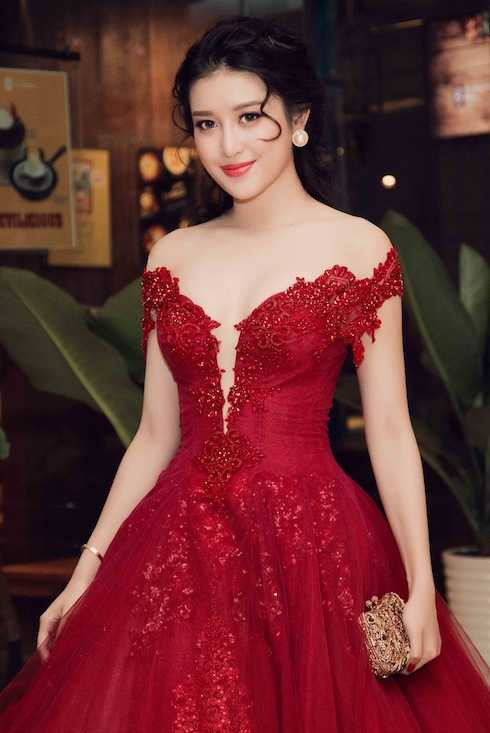 Huyền My sexy với đầm đỏ quyến rũ.