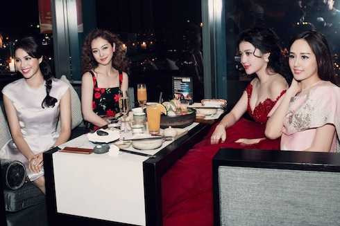 Bốn người đẹp đua nhau khoe sắc.