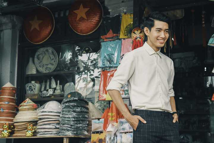 Với mái tóc chải chuốt gãy gọn, nụ cười điển trai, trông anh không khác gì một “soái ca” cổ điển. Sắp tới, khán giả hâm mộ Quang Đăng cũng sẽ thấy anh xuất hiện thường xuyên hơn với hình ảnh tương tự. Một Quang Đăng năng động, trẻ trung của Á quân “Thử thách cùng bước nhảy” sẽ lột xác trở nên trưởng thành hơn, lịch lãm hơn.