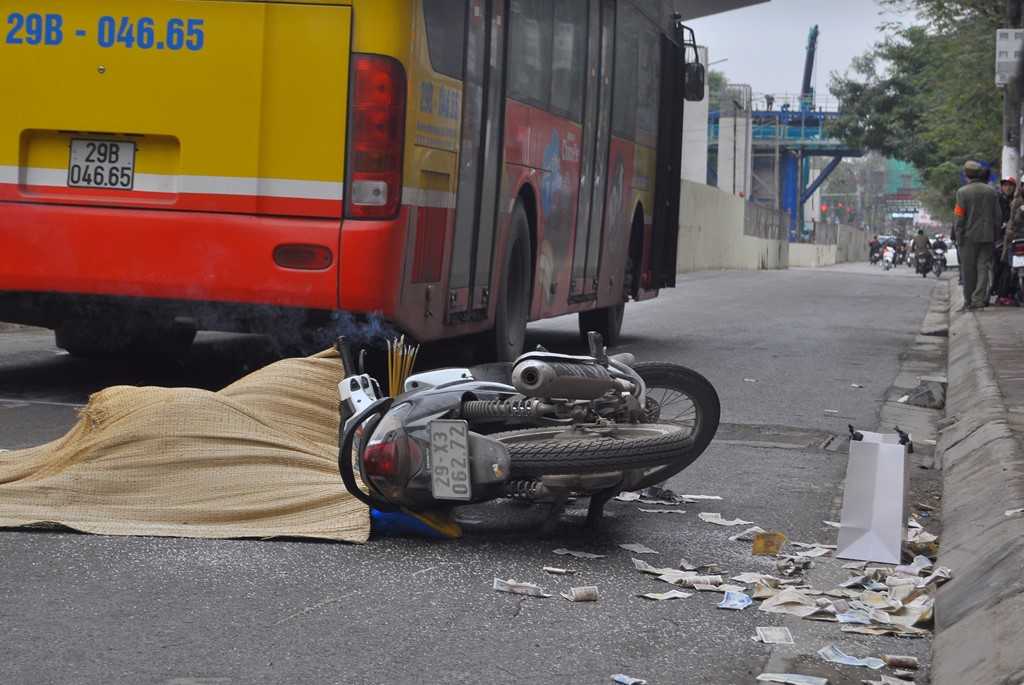 Vụ va chạm giữa xe buýt tuyến 32 và xe máy trên đường Cầu Giấy (Hà Nội) khiến một phụ nữ trung niên tử vong chiều 23/2. Ảnh: Hoàn Nguyễn