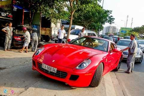 Khác với những siêu xe truyền thống của Ferrari, 599 GTB có gầm khá cao, chính vì vậy không gặp nhiều khó khăn khi vận hành trên đường Việt Nam. 