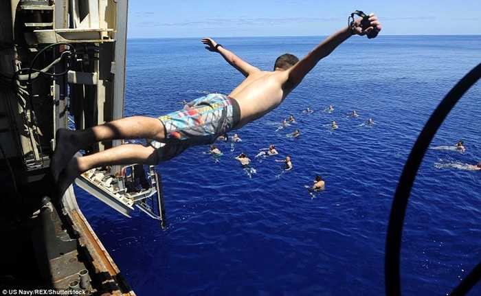 Thủy thủ lao từ tàu USS Mesa Verde xuống biển Địa Trung Hải