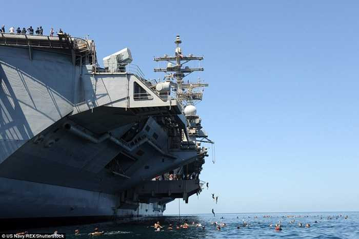 Các thủy thủ tàu USS Dwight D Eisenhower bơi ở biển Ả Rập