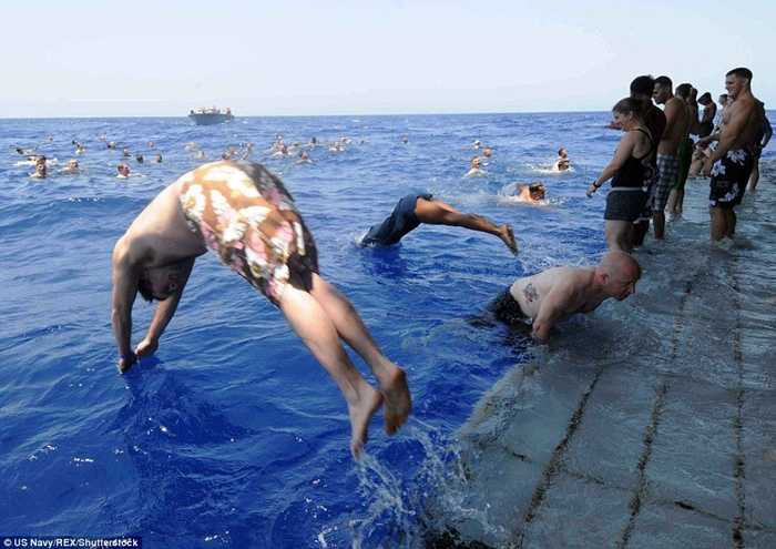 Thủy thủ tàu đổ bộ USS Bataan